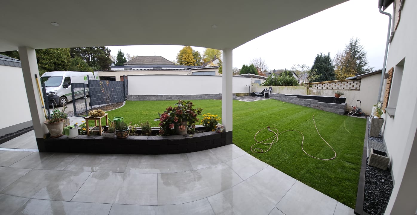 Fertige Terrasse mit Pflasterfläche und Rasenanlage in Wachtberg