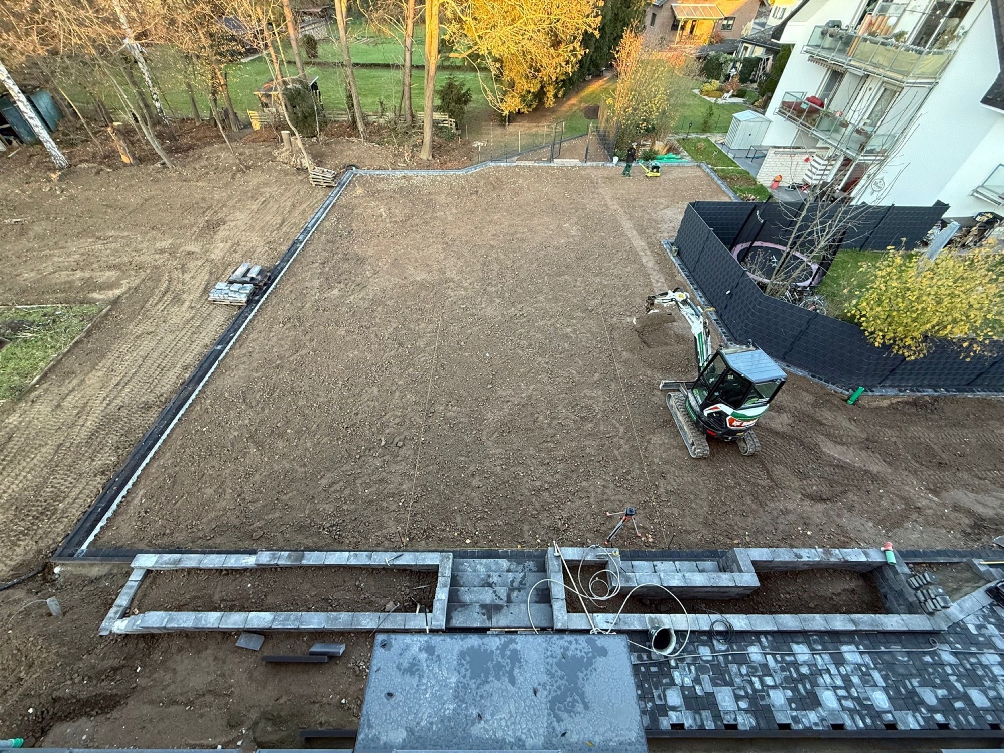 Präzise Flächennivellierung für Gartenneuanlage