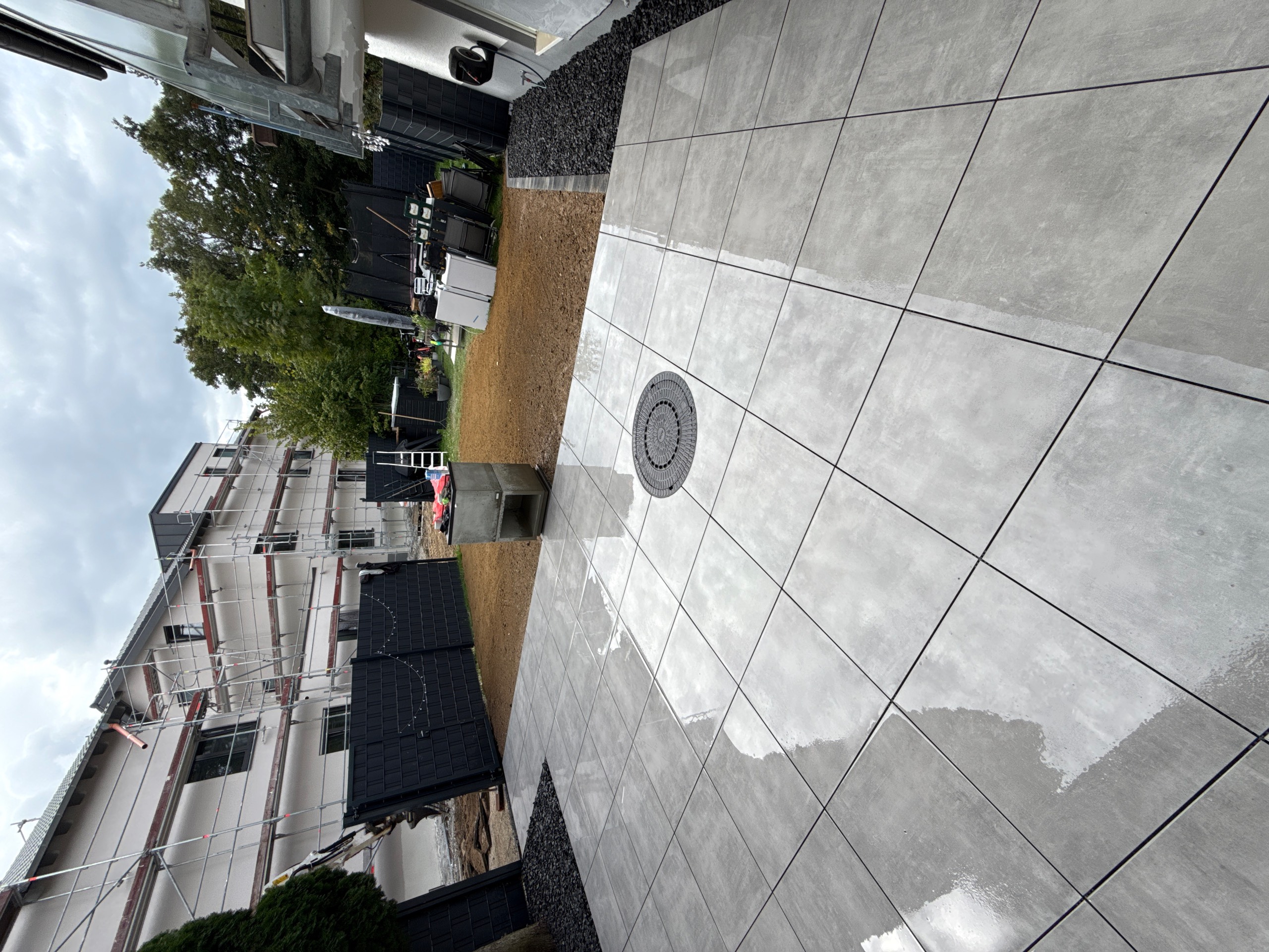 Feinsteinkeramik-Terrassenbelag in modernem Design