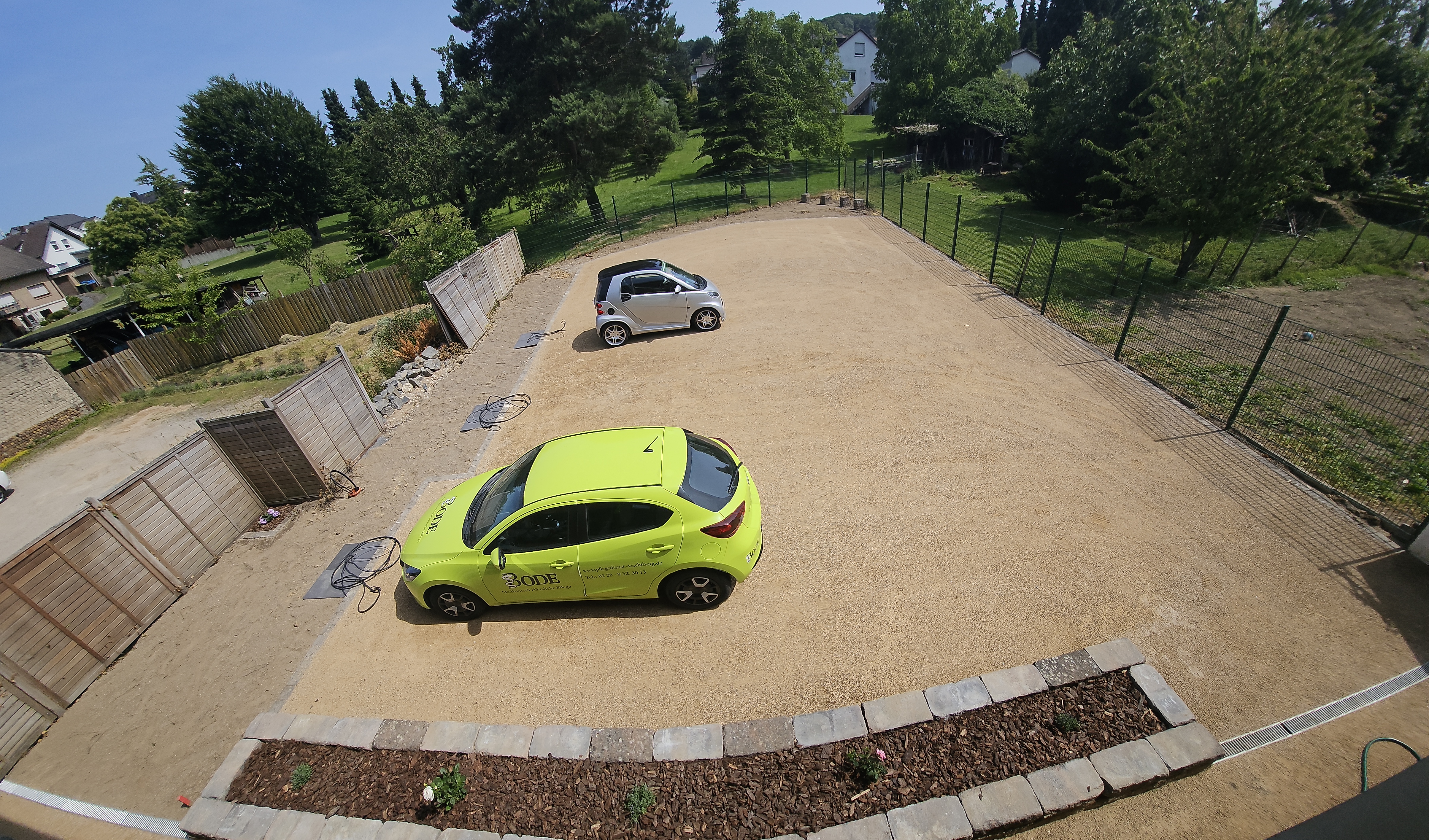 Großflächiger wassergebundener Hof und Parkplatz