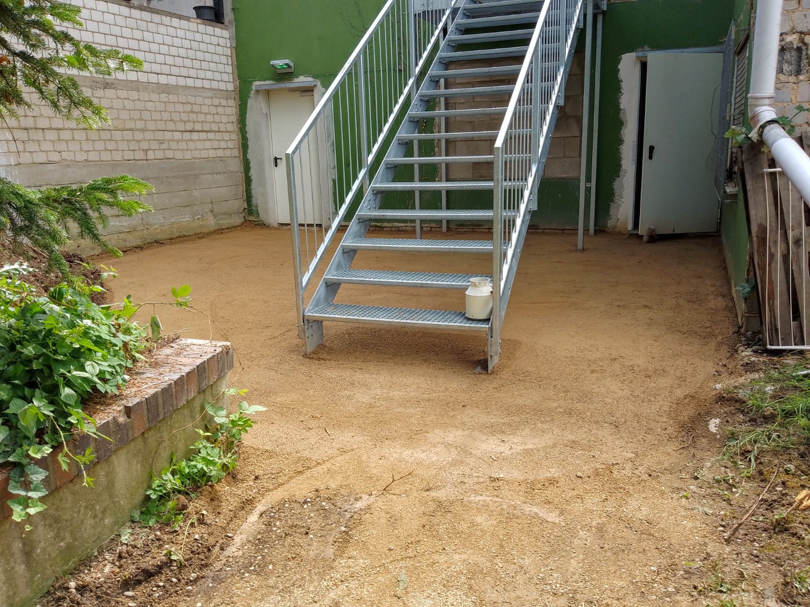 Wassergebundener Zugangsweg unter Stahltreppe