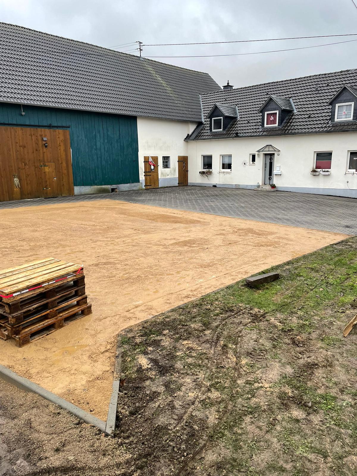 Wassergebundener Bauernhof-Hof