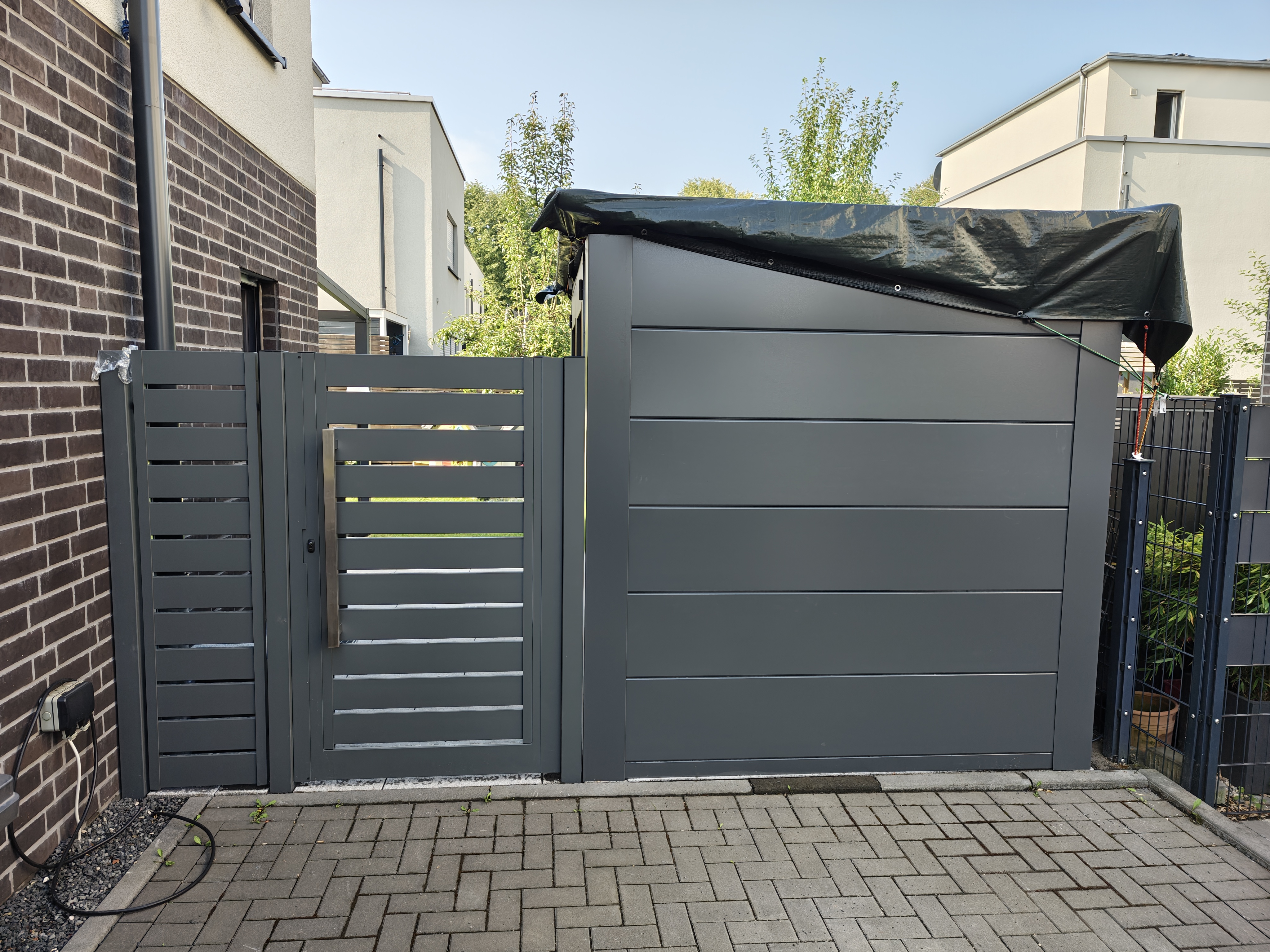 Gartenzaun mit anthrazitfarbenen Zaunlatten