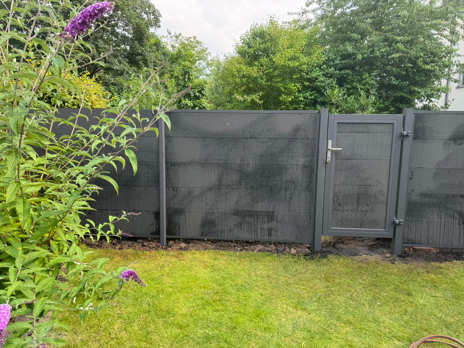 Maschendrahtzaun mit Metallpfosten